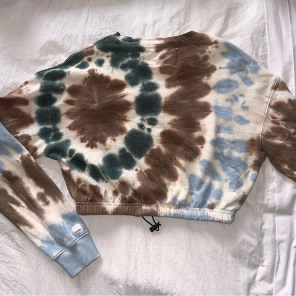 Tilly’s RSQ Tie-Dye Cropped Sweatshirt - Picture 2 of 4